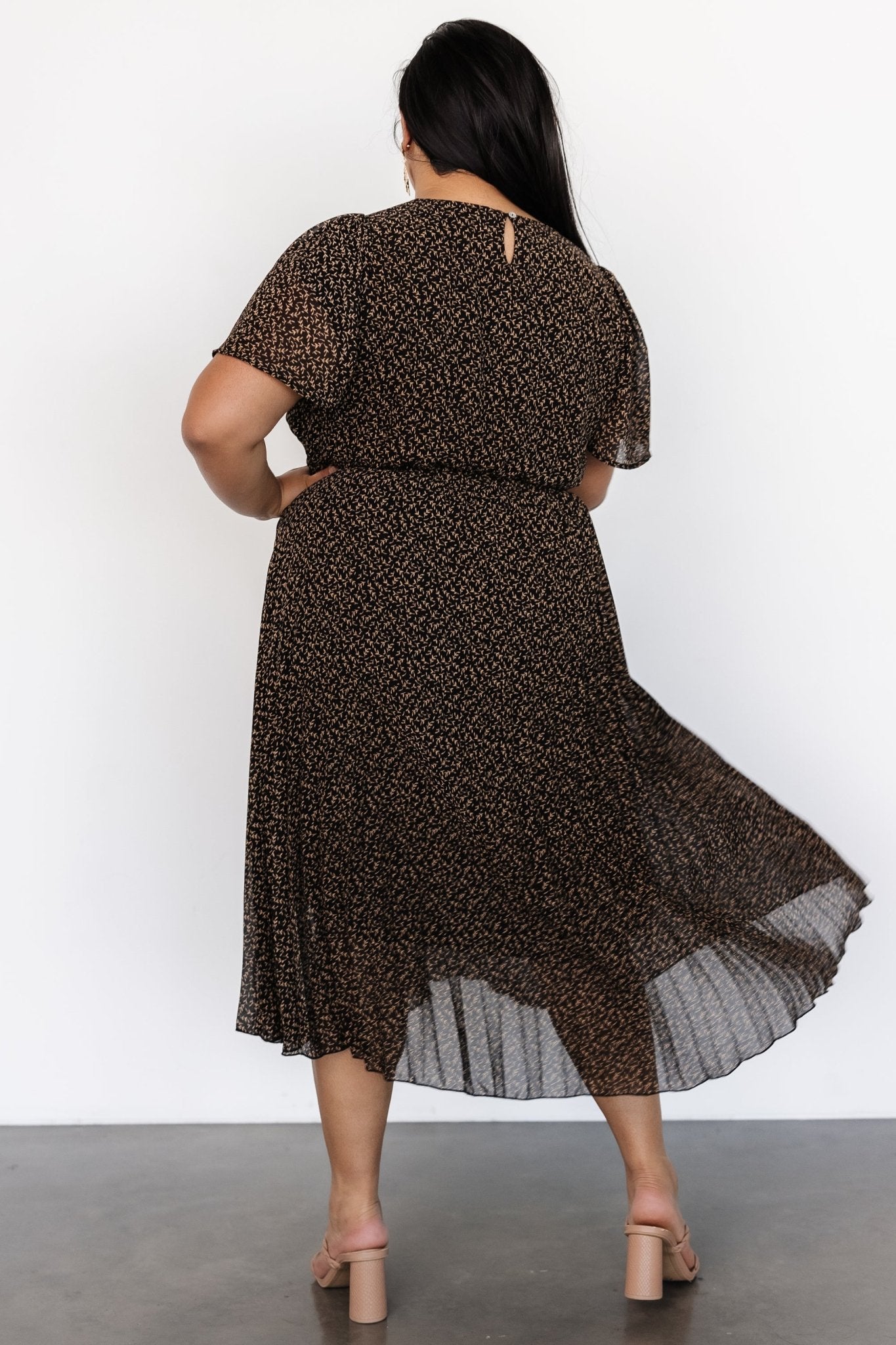 Prim Pleated Dress | Black Print Outlet Visit